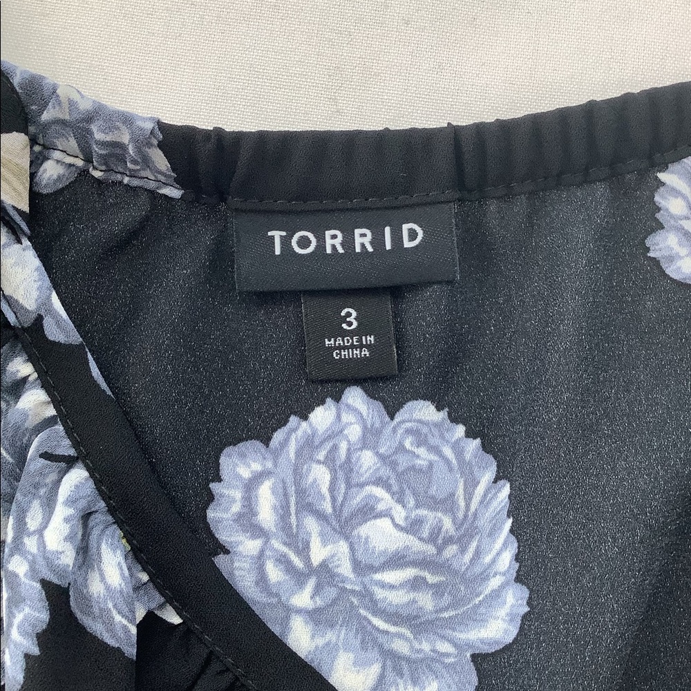 Torrid cold shoulder top - Picture 7 of 8